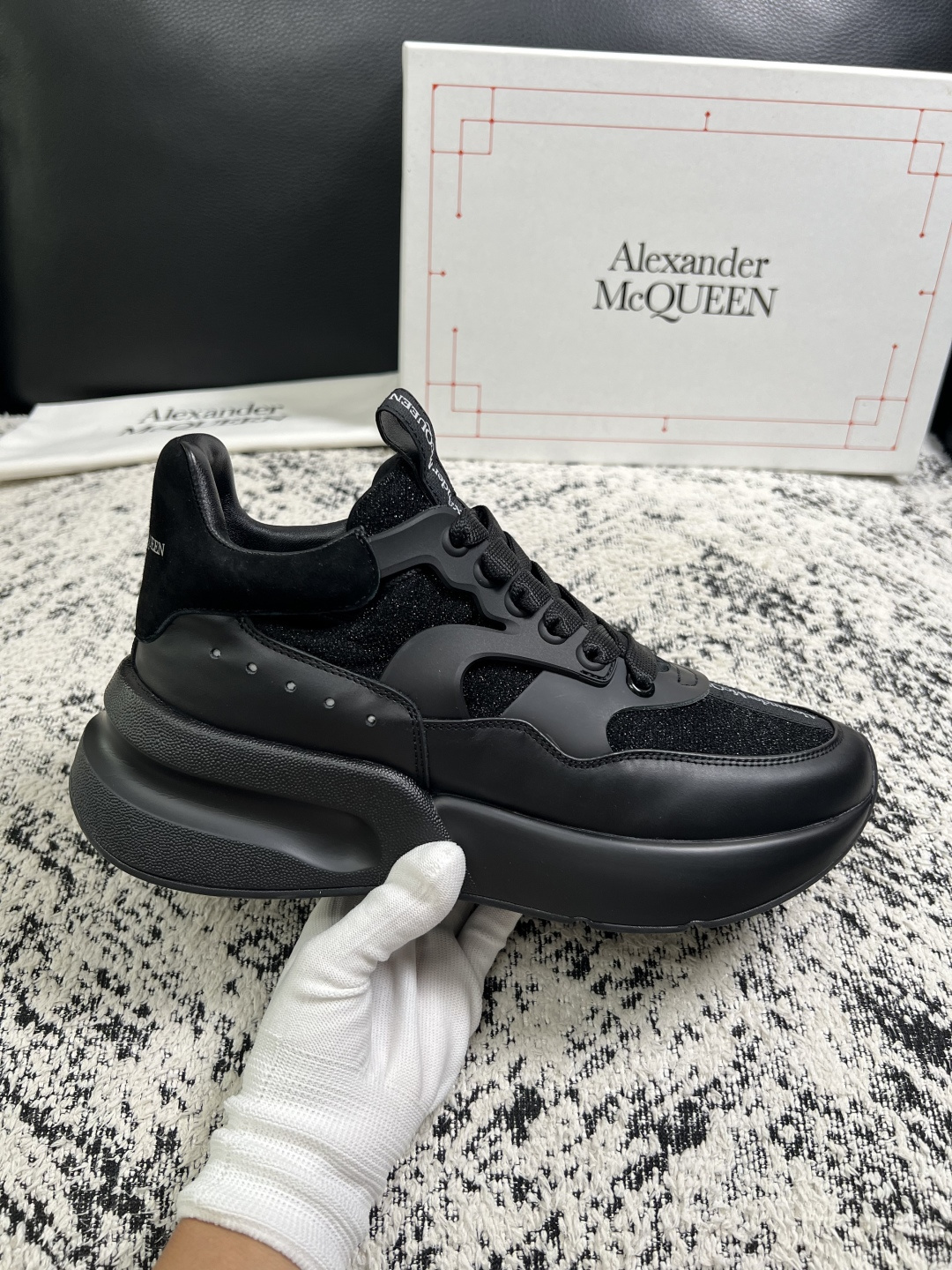 Alexander McQueen  高品质  顶级工艺品  麦昆  专柜同步 原厂配置，意大利进口原版牛皮面料，高品质