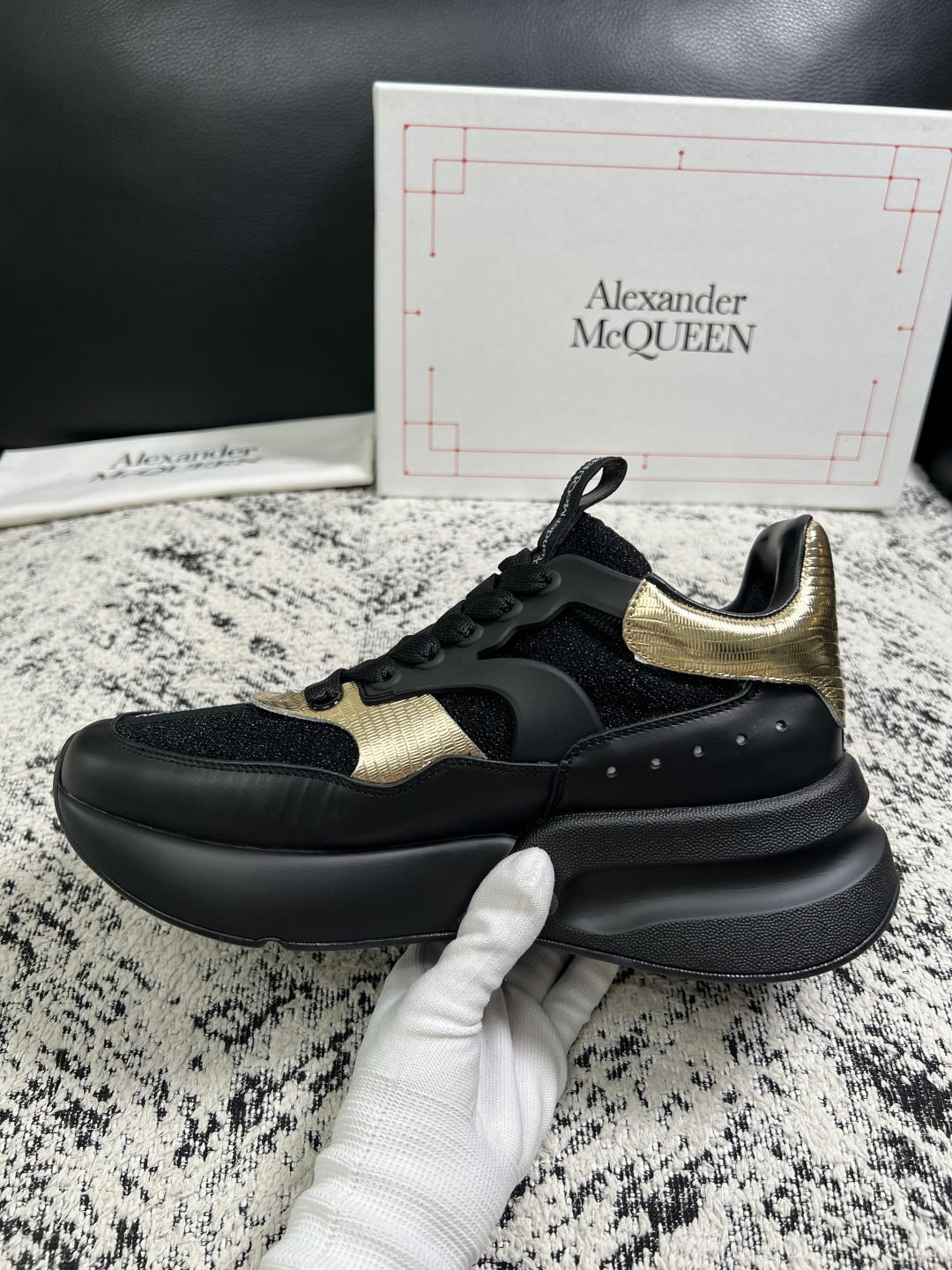 Alexander McQueen  高品质  顶级工艺品  麦昆  专柜同步 原厂配置，意大利进口原版牛皮面料，高品质