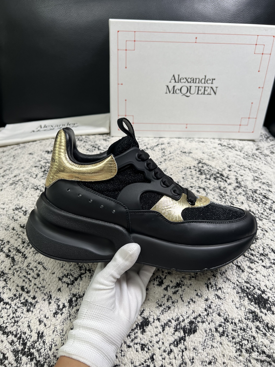 Alexander McQueen  高品质  顶级工艺品  麦昆  专柜同步 原厂配置，意大利进口原版牛皮面料，高品质