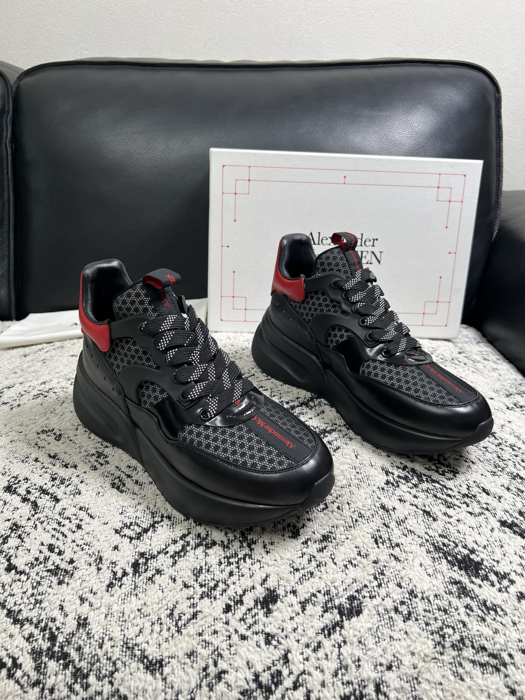 Alexander McQueen  高品质  顶级工艺品  麦昆  专柜同步 原厂配置，意大利进口原版牛皮面料，高品质
