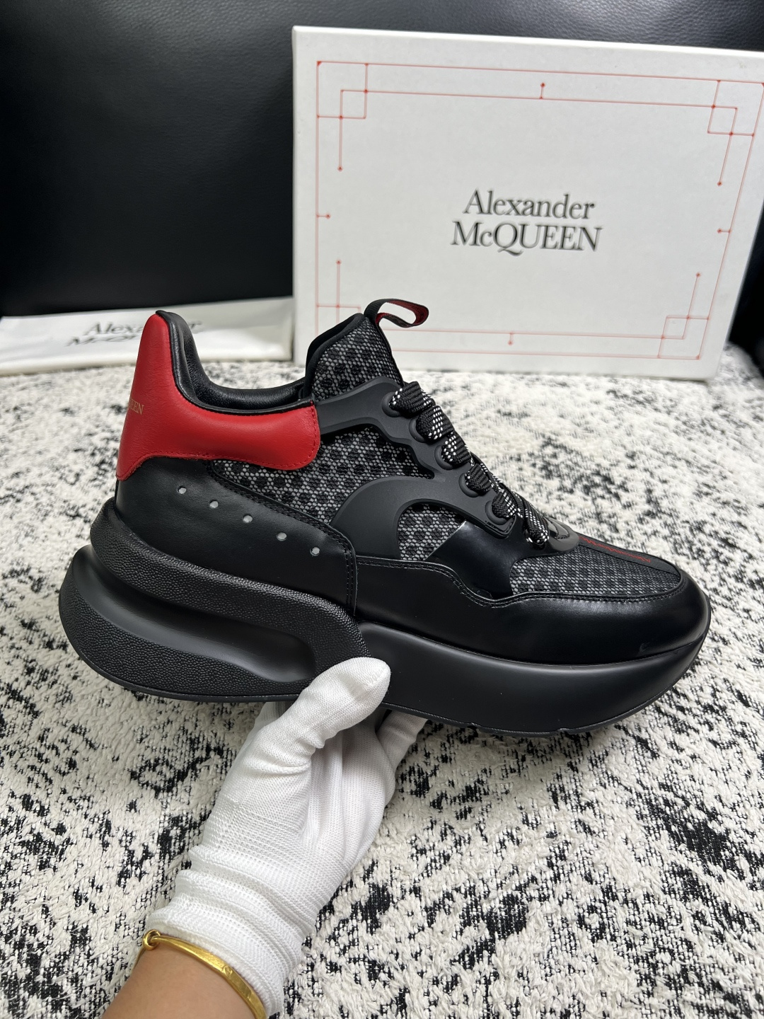 Alexander McQueen  高品质  顶级工艺品  麦昆  专柜同步 原厂配置，意大利进口原版牛皮面料，高品质