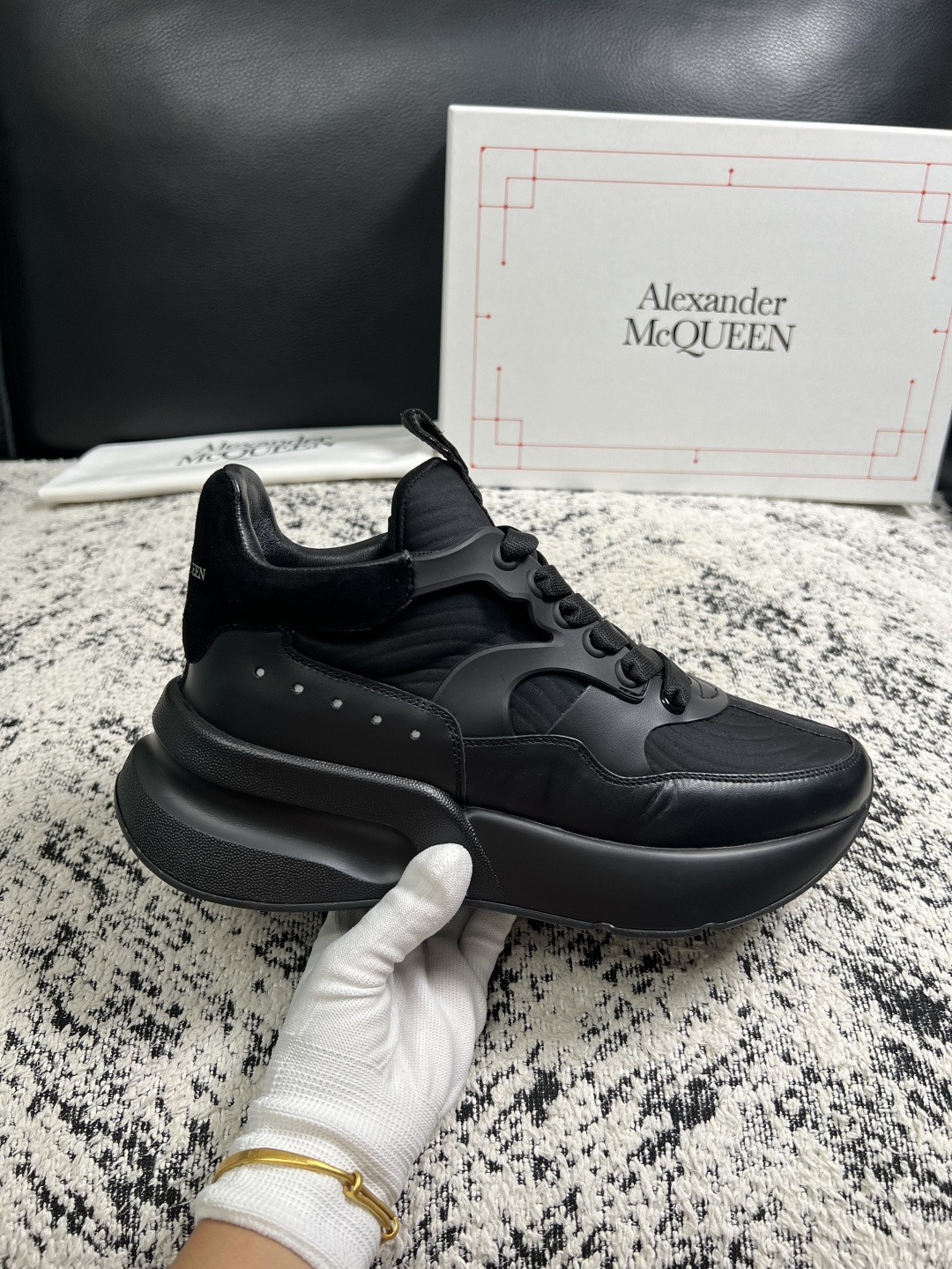 Alexander McQueen  高品质  顶级工艺品  麦昆  专柜同步 原厂配置，意大利进口原版牛皮面料，高品质