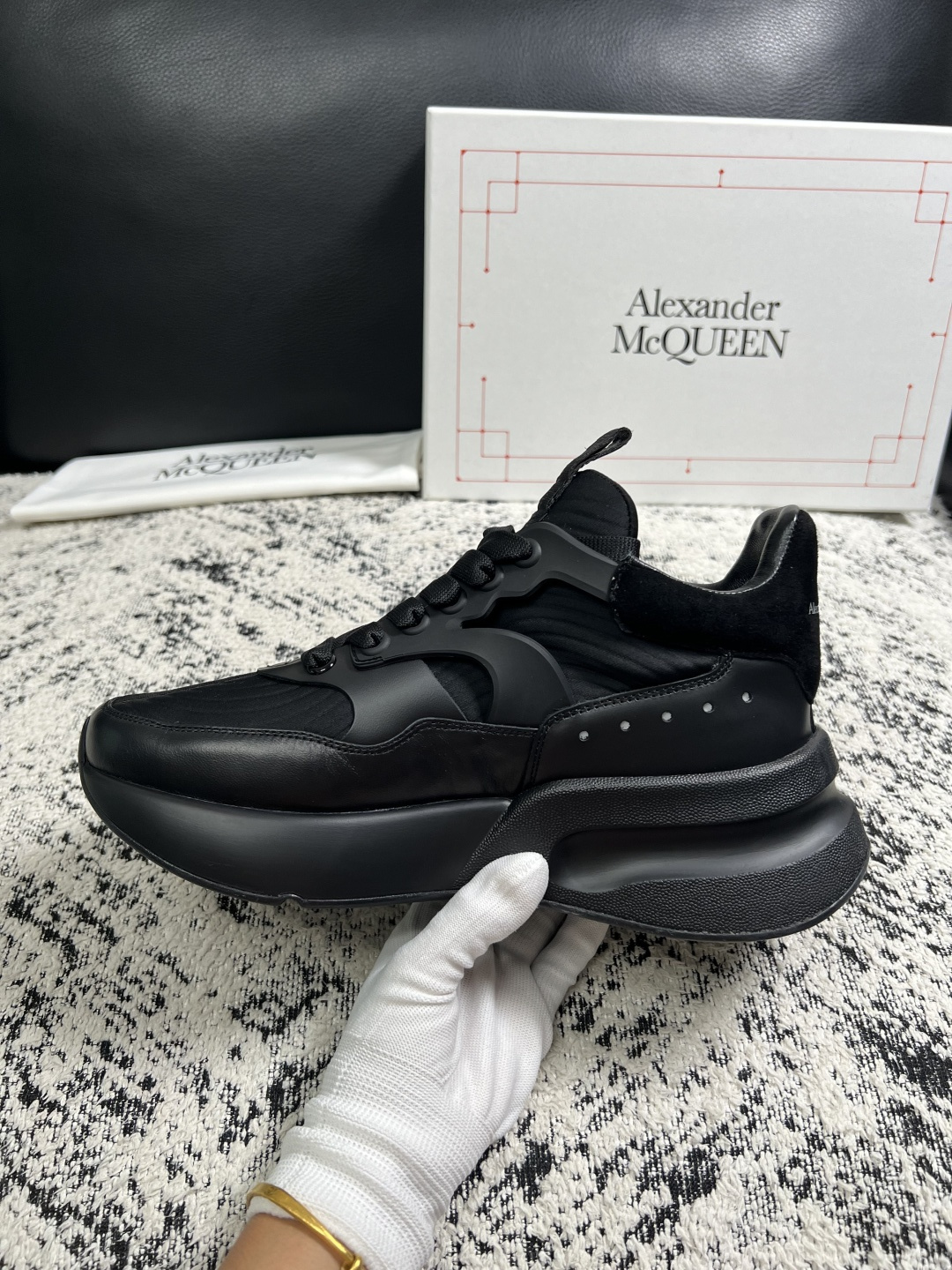 Alexander McQueen  高品质  顶级工艺品  麦昆  专柜同步 原厂配置，意大利进口原版牛皮面料，高品质
