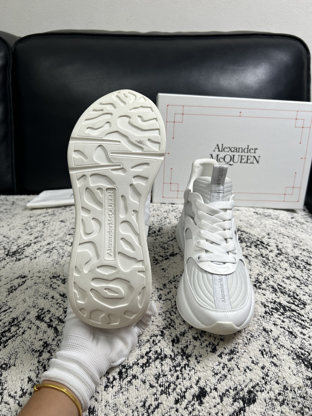 Alexander McQueen  高品质  顶级工艺品  麦昆  专柜同步 原厂配置，意大利进口原版牛皮面料，高品质