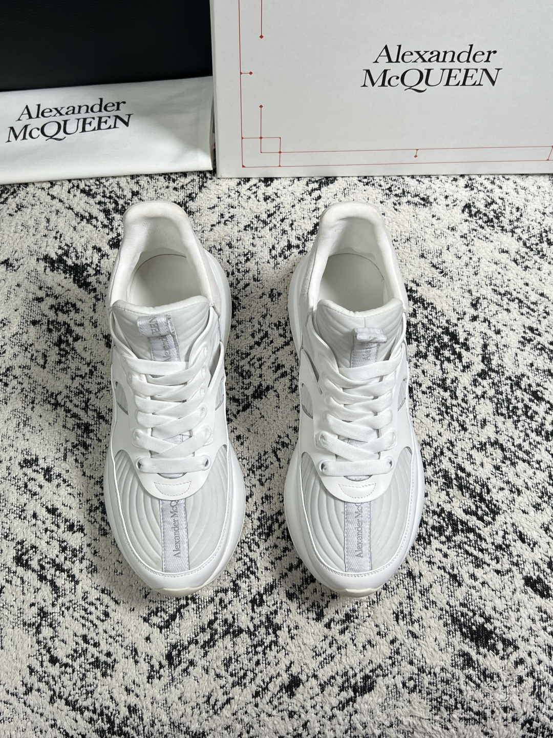Alexander McQueen  高品质  顶级工艺品  麦昆  专柜同步 原厂配置，意大利进口原版牛皮面料，高品质