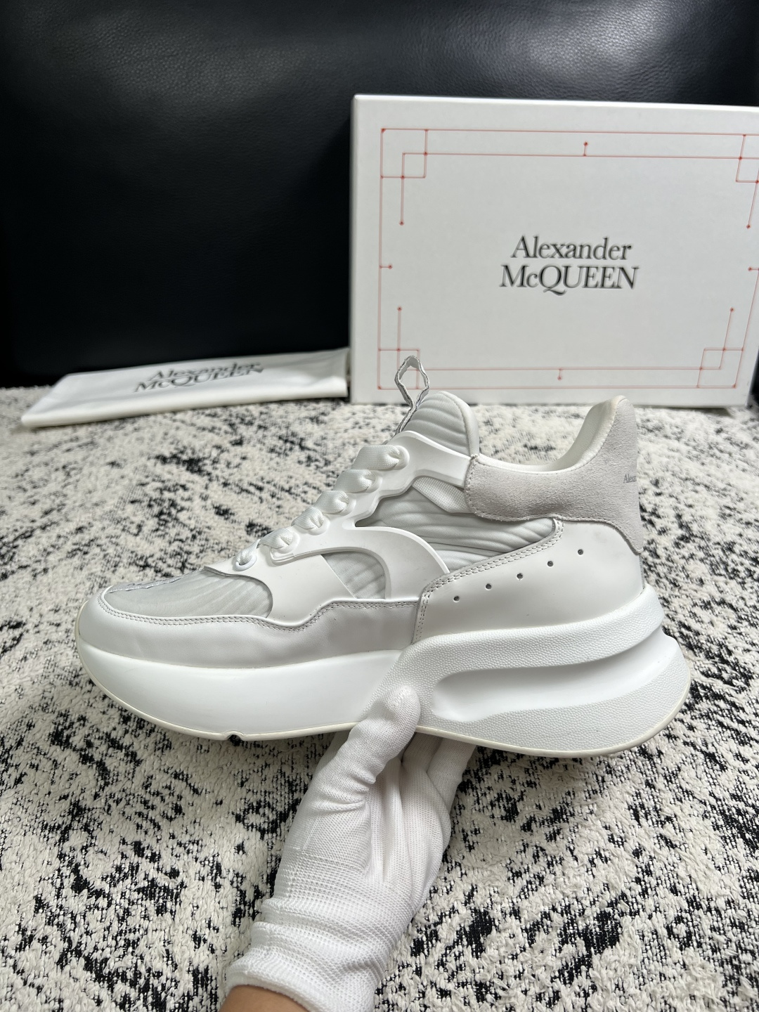 Alexander McQueen  高品质  顶级工艺品  麦昆  专柜同步 原厂配置，意大利进口原版牛皮面料，高品质