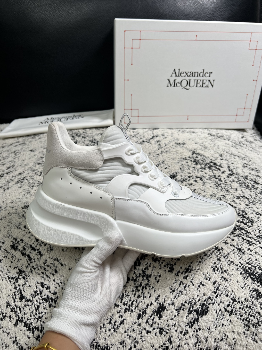 Alexander McQueen  高品质  顶级工艺品  麦昆  专柜同步 原厂配置，意大利进口原版牛皮面料，高品质
