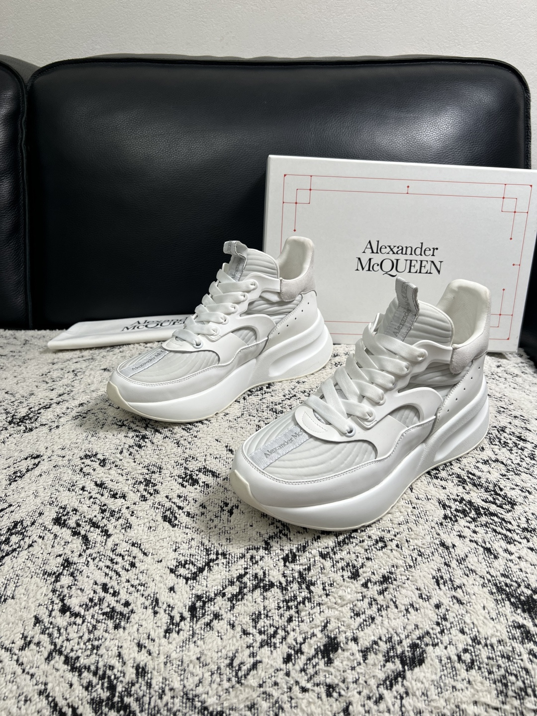 Alexander McQueen  高品质  顶级工艺品  麦昆  专柜同步 原厂配置，意大利进口原版牛皮面料，高品质