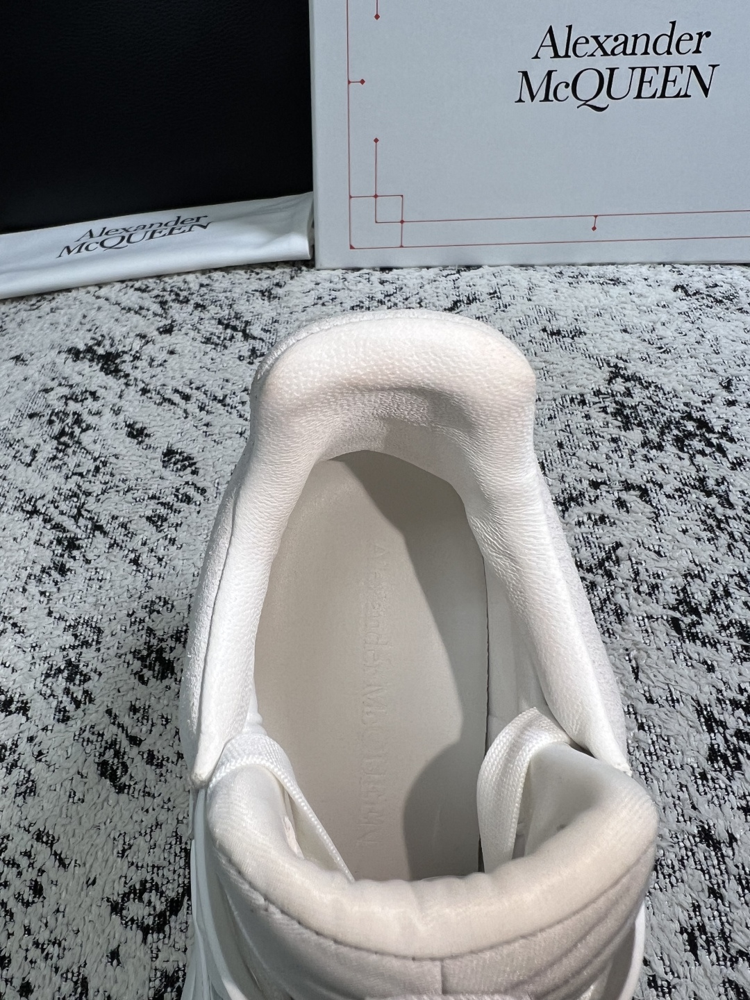 Alexander McQueen  高品质  顶级工艺品  麦昆  专柜同步 原厂配置，意大利进口原版牛皮面料，高品质