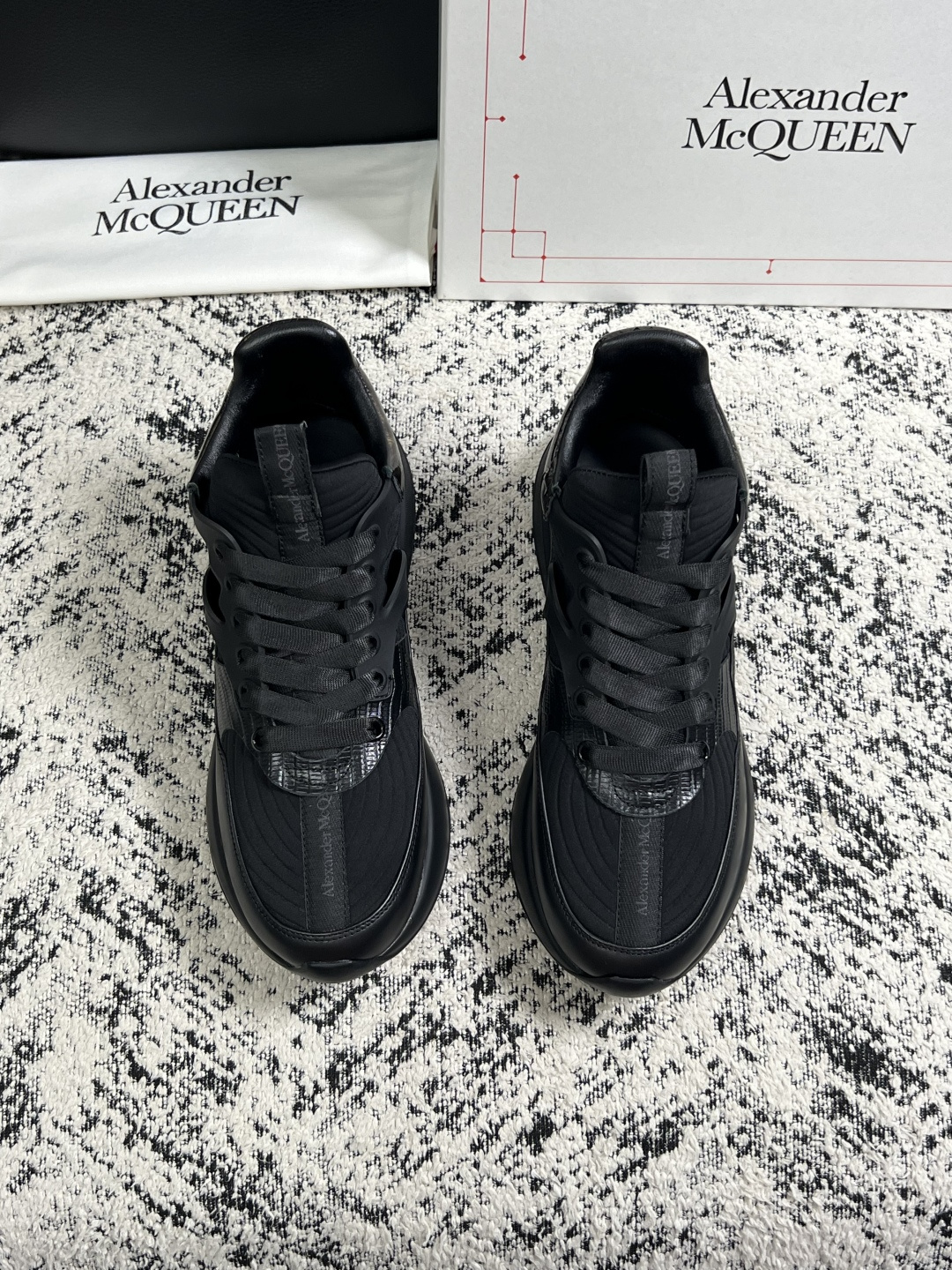 Alexander McQueen  高品质  顶级工艺品  麦昆  专柜同步 原厂配置，意大利进口原版牛皮面料，高品质