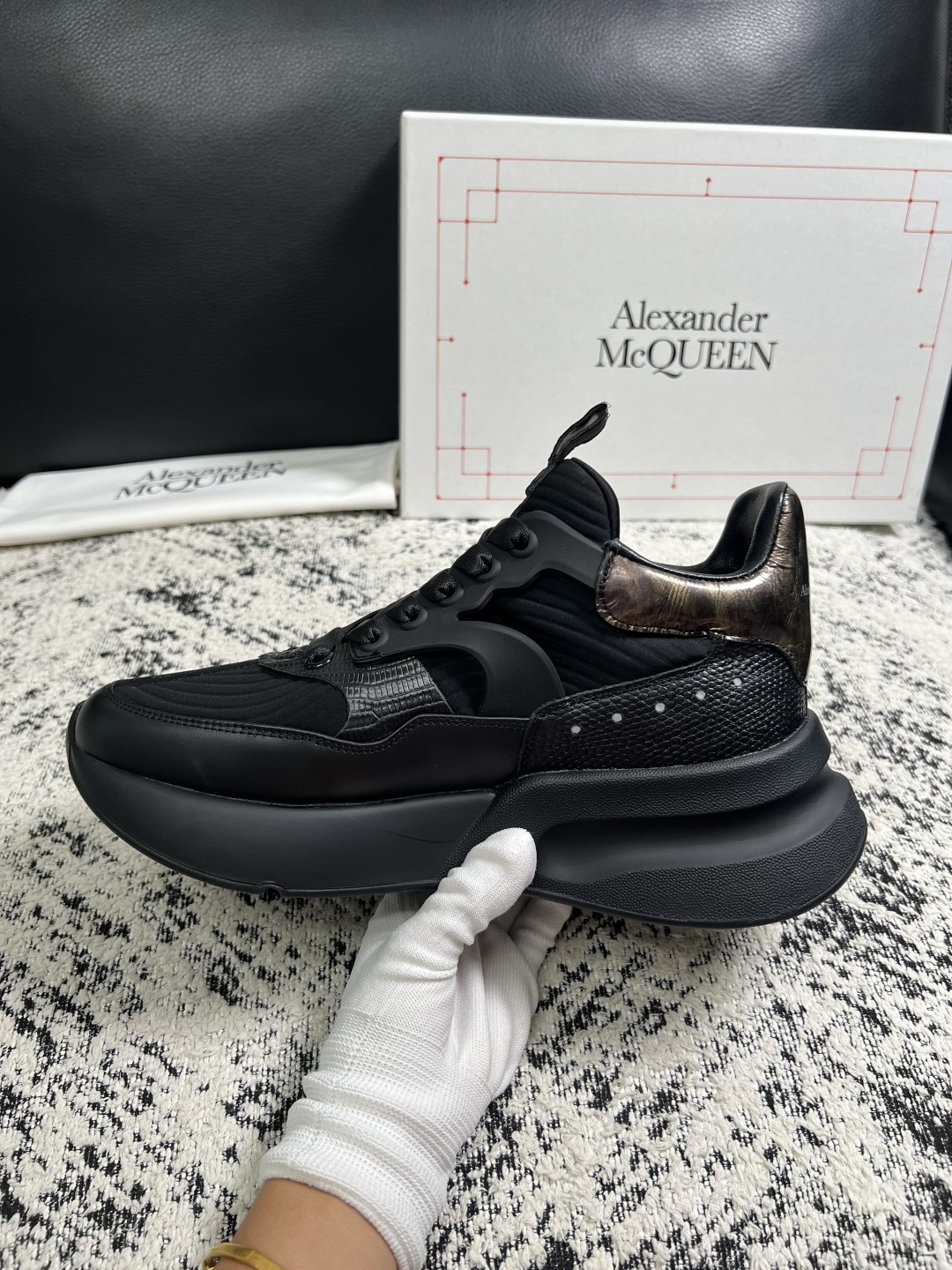 Alexander McQueen  高品质  顶级工艺品  麦昆  专柜同步 原厂配置，意大利进口原版牛皮面料，高品质
