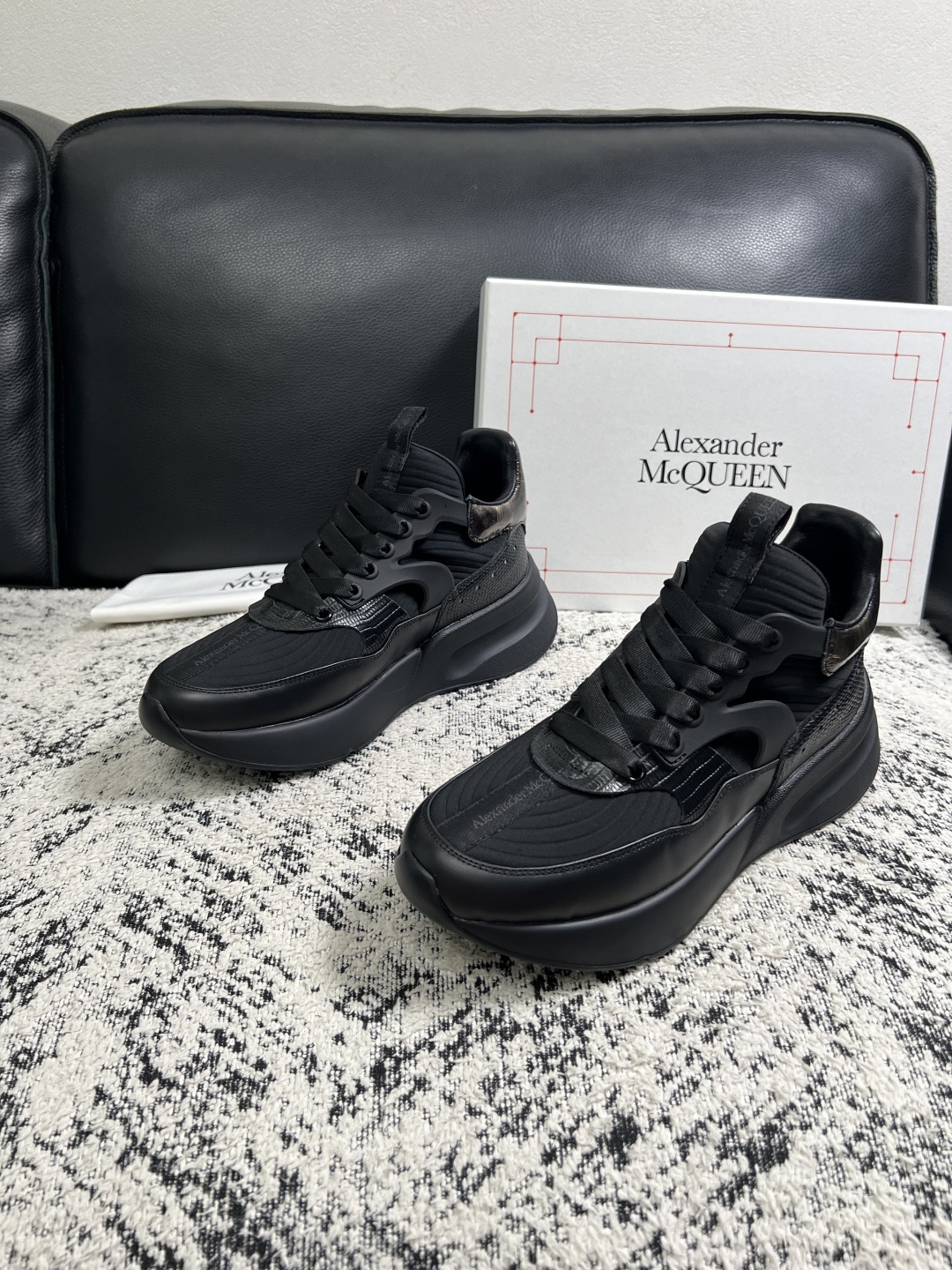 Alexander McQueen  高品质  顶级工艺品  麦昆  专柜同步 原厂配置，意大利进口原版牛皮面料，高品质