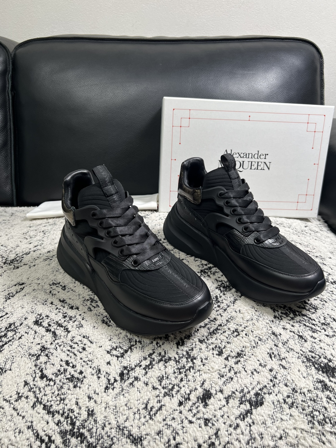 Alexander McQueen  高品质  顶级工艺品  麦昆  专柜同步 原厂配置，意大利进口原版牛皮面料，高品质