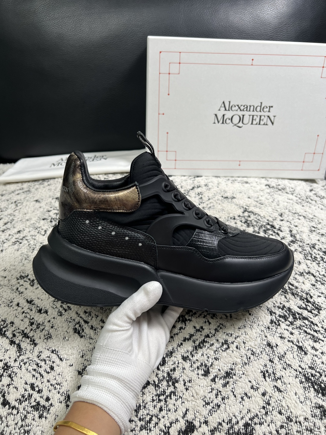 Alexander McQueen  高品质  顶级工艺品  麦昆  专柜同步 原厂配置，意大利进口原版牛皮面料，高品质