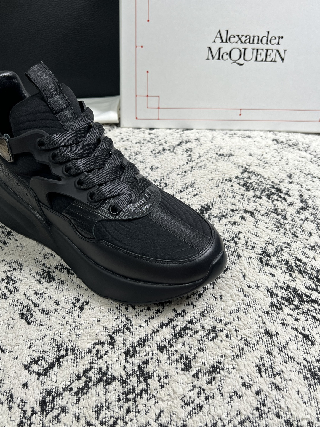 Alexander McQueen  高品质  顶级工艺品  麦昆  专柜同步 原厂配置，意大利进口原版牛皮面料，高品质