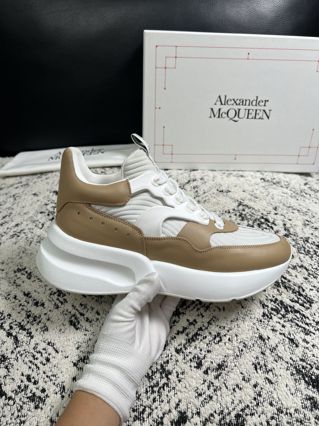 Alexander McQueen  高品质  顶级工艺品  麦昆  专柜同步 原厂配置，意大利进口原版牛皮面料，高品质