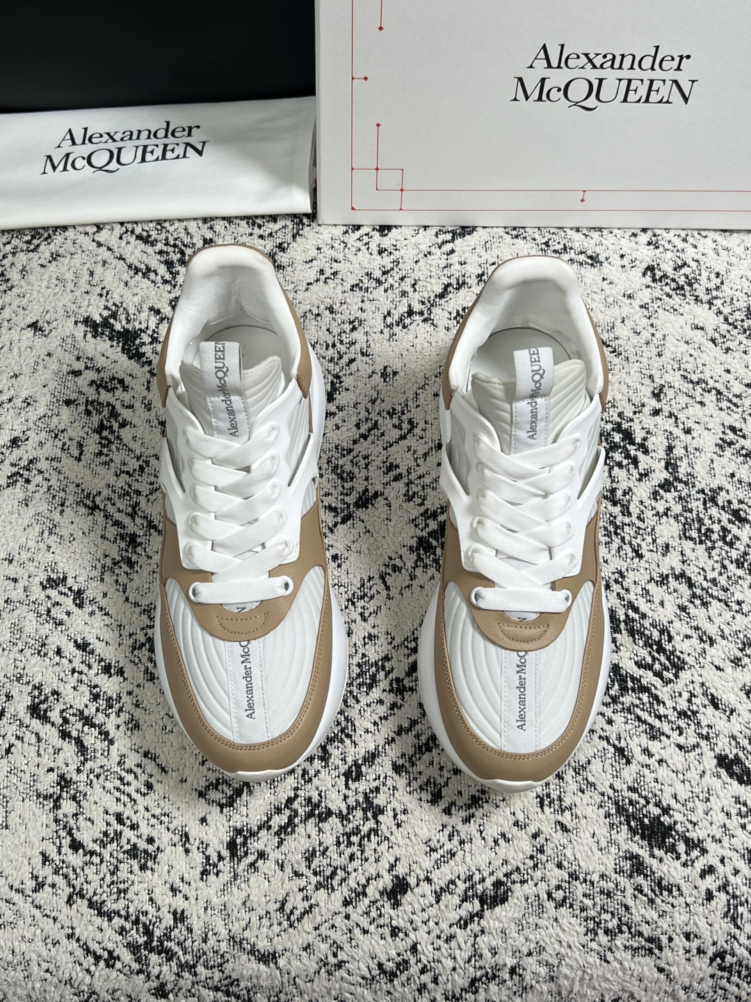 Alexander McQueen  高品质  顶级工艺品  麦昆  专柜同步 原厂配置，意大利进口原版牛皮面料，高品质