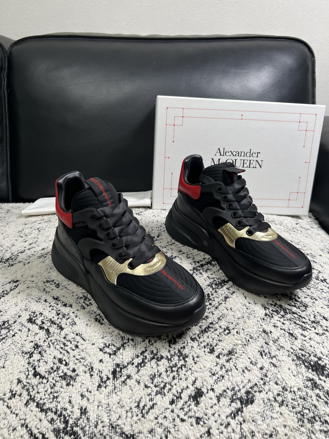Alexander McQueen  高品质  顶级工艺品  麦昆  专柜同步 原厂配置，意大利进口原版牛皮面料，高品质