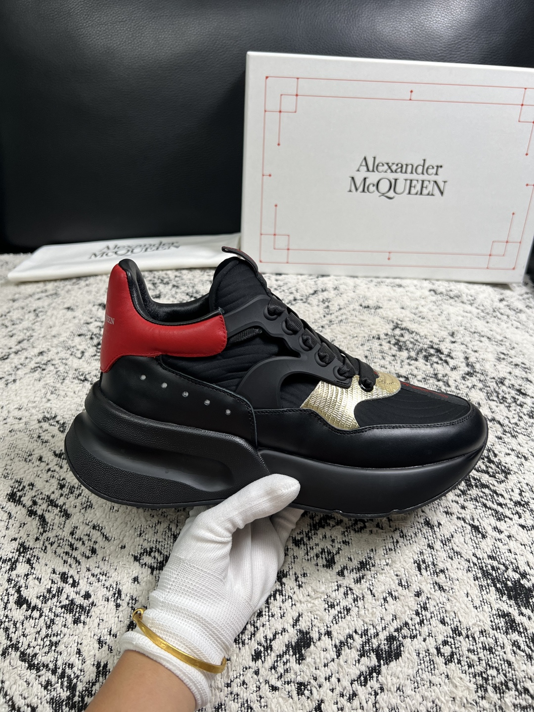 Alexander McQueen  高品质  顶级工艺品  麦昆  专柜同步 原厂配置，意大利进口原版牛皮面料，高品质