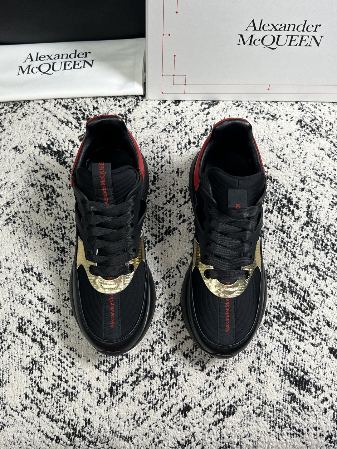 Alexander McQueen  高品质  顶级工艺品  麦昆  专柜同步 原厂配置，意大利进口原版牛皮面料，高品质