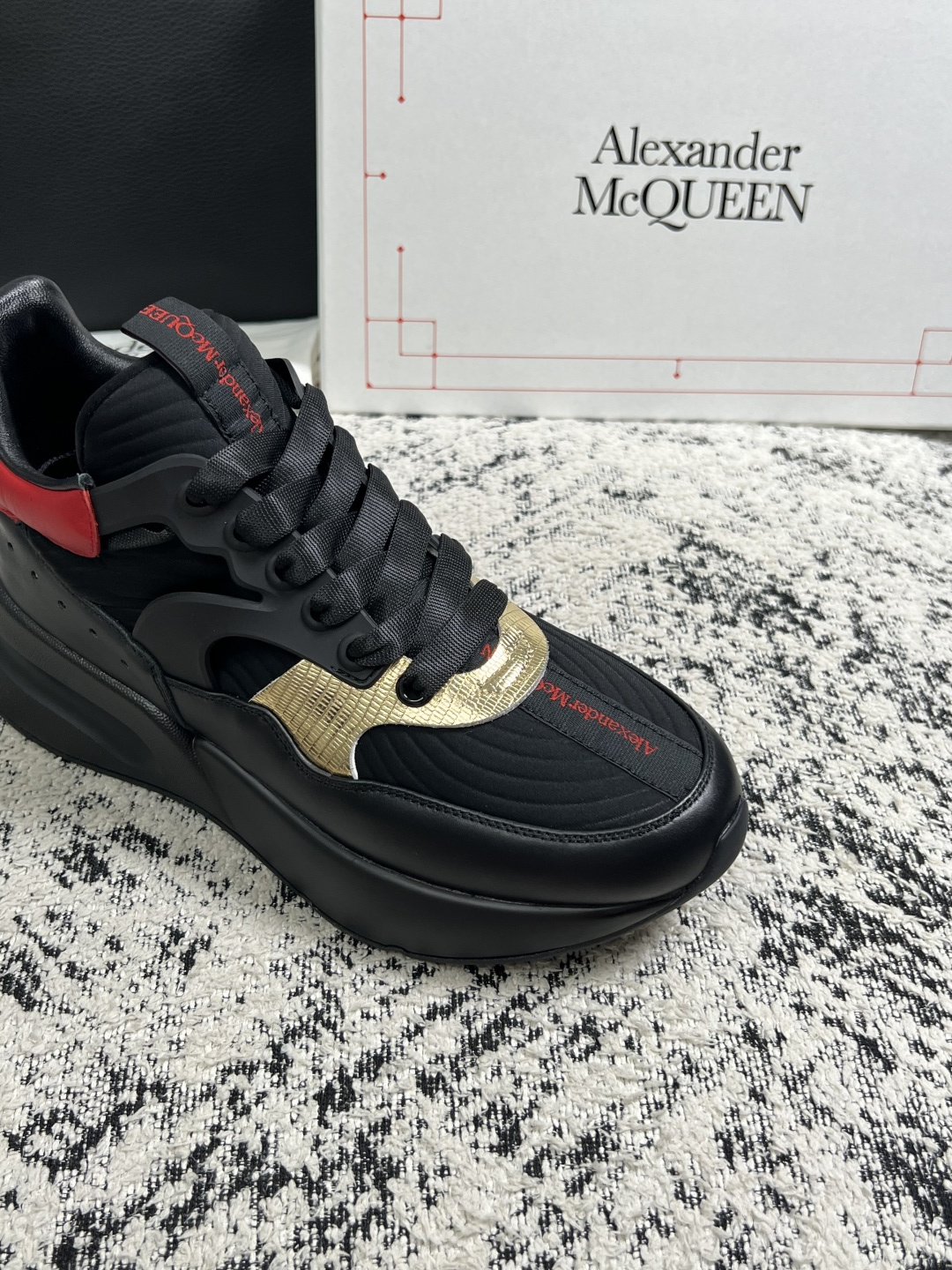 Alexander McQueen  高品质  顶级工艺品  麦昆  专柜同步 原厂配置，意大利进口原版牛皮面料，高品质