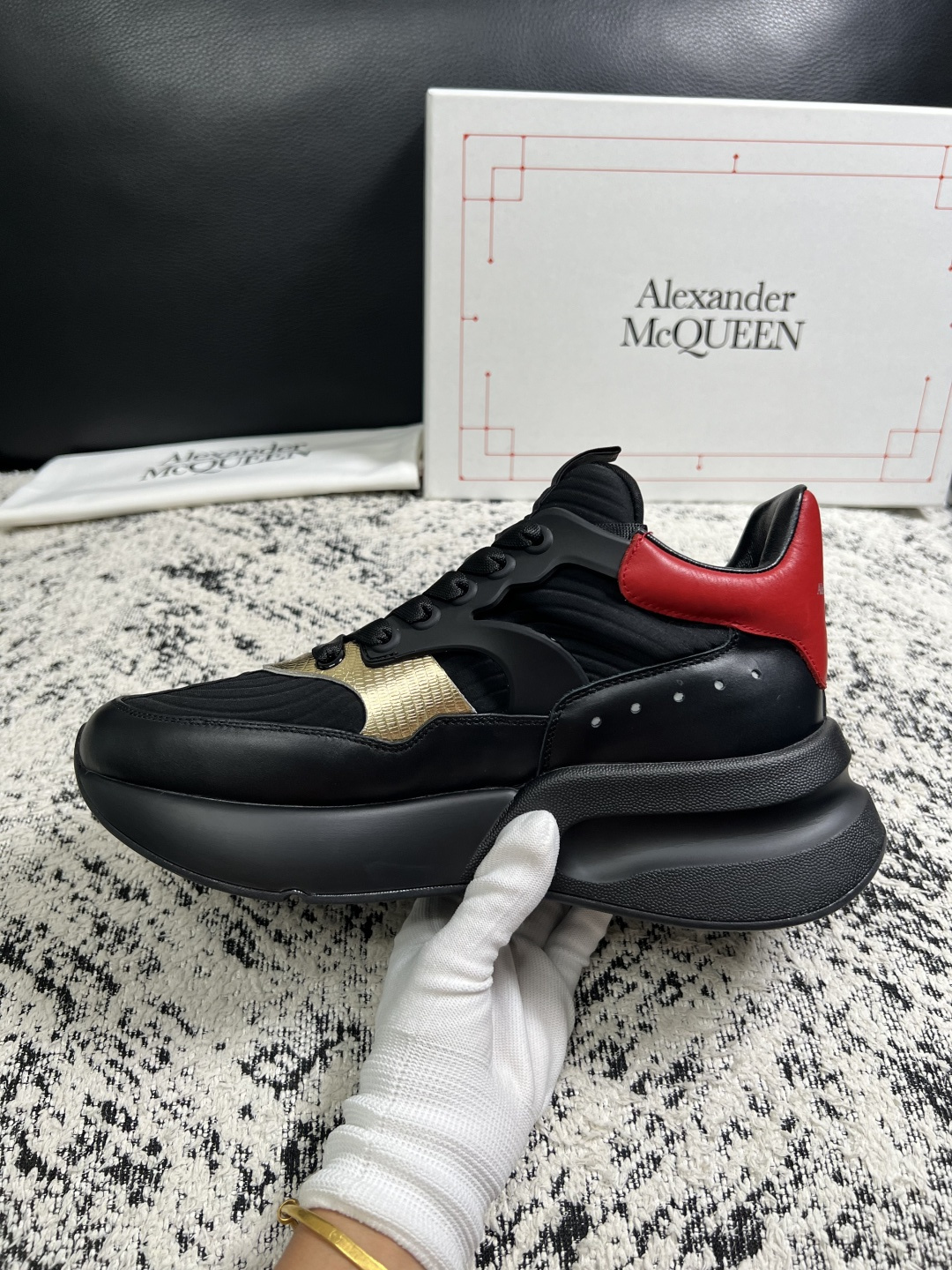 Alexander McQueen  高品质  顶级工艺品  麦昆  专柜同步 原厂配置，意大利进口原版牛皮面料，高品质