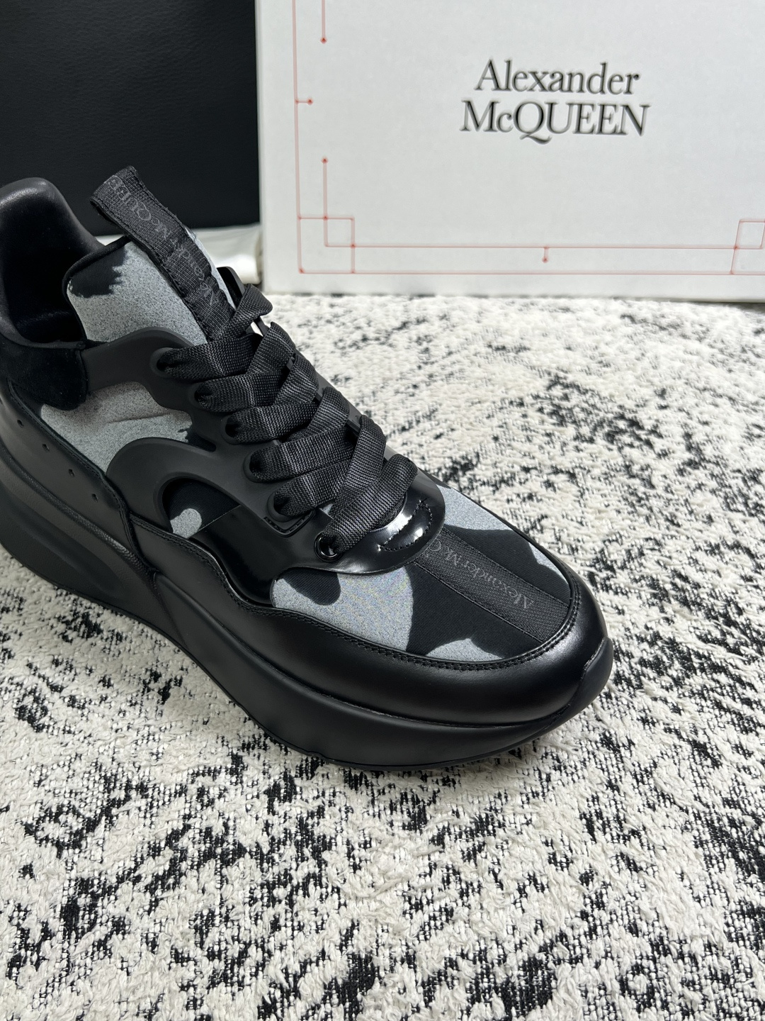 Alexander McQueen  高品质  顶级工艺品  麦昆  专柜同步 原厂配置，意大利进口原版牛皮面料，高品质