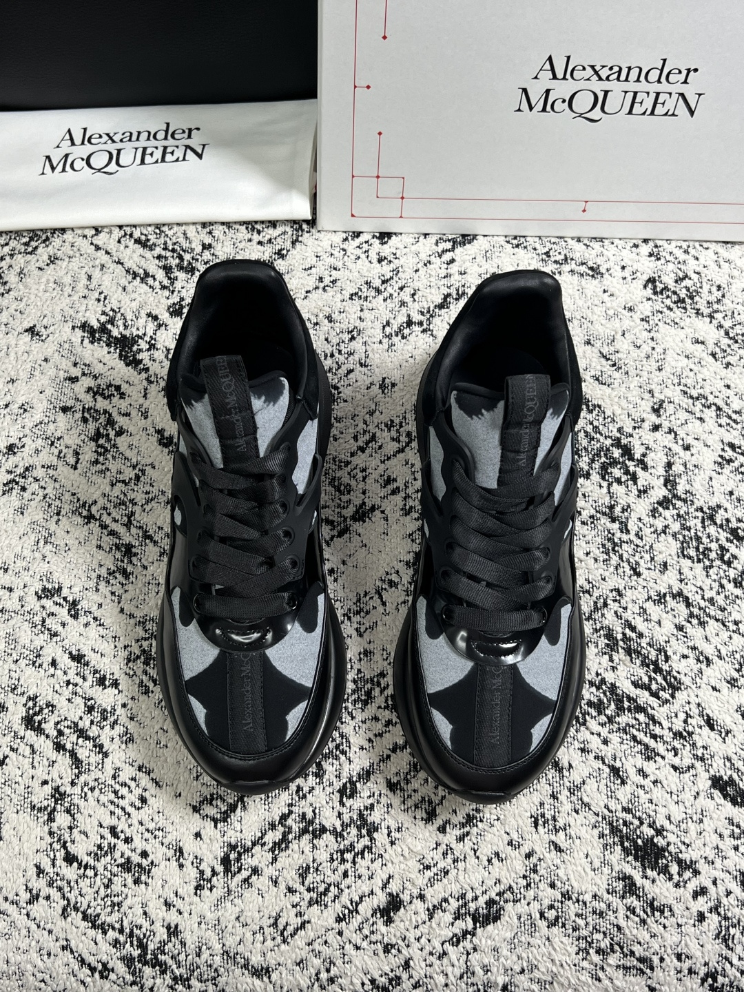 Alexander McQueen  高品质  顶级工艺品  麦昆  专柜同步 原厂配置，意大利进口原版牛皮面料，高品质