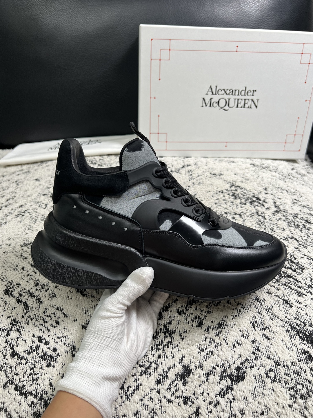 Alexander McQueen  高品质  顶级工艺品  麦昆  专柜同步 原厂配置，意大利进口原版牛皮面料，高品质