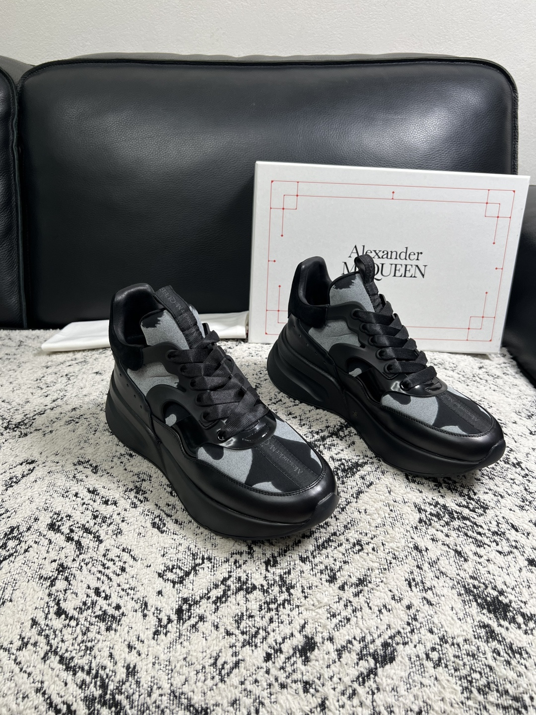 Alexander McQueen  高品质  顶级工艺品  麦昆  专柜同步 原厂配置，意大利进口原版牛皮面料，高品质