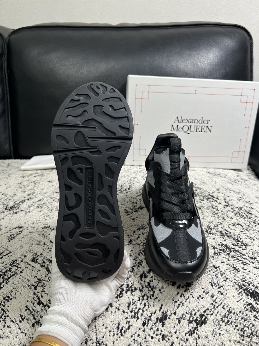 Alexander McQueen  高品质  顶级工艺品  麦昆  专柜同步 原厂配置，意大利进口原版牛皮面料，高品质