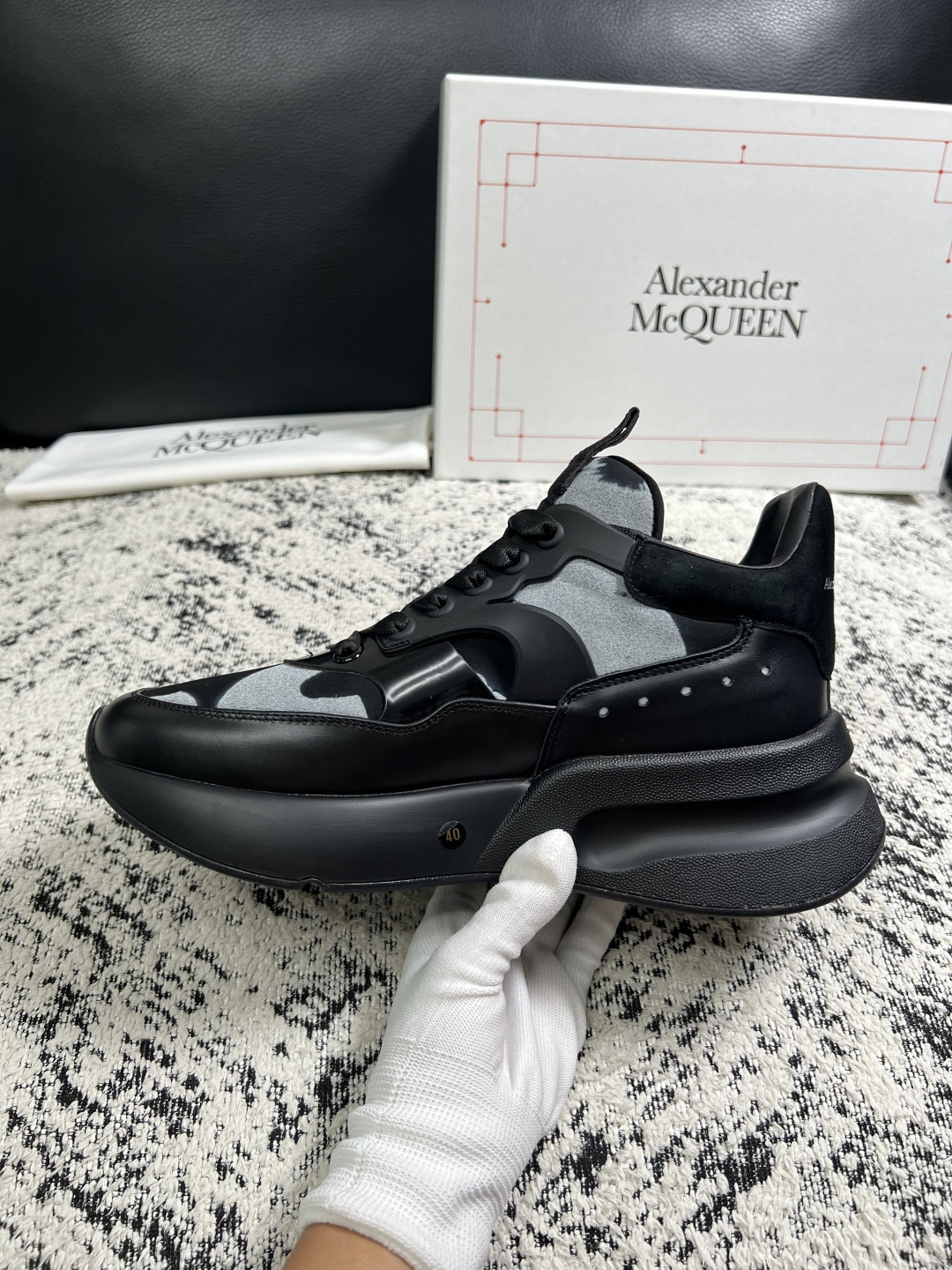 Alexander McQueen  高品质  顶级工艺品  麦昆  专柜同步 原厂配置，意大利进口原版牛皮面料，高品质