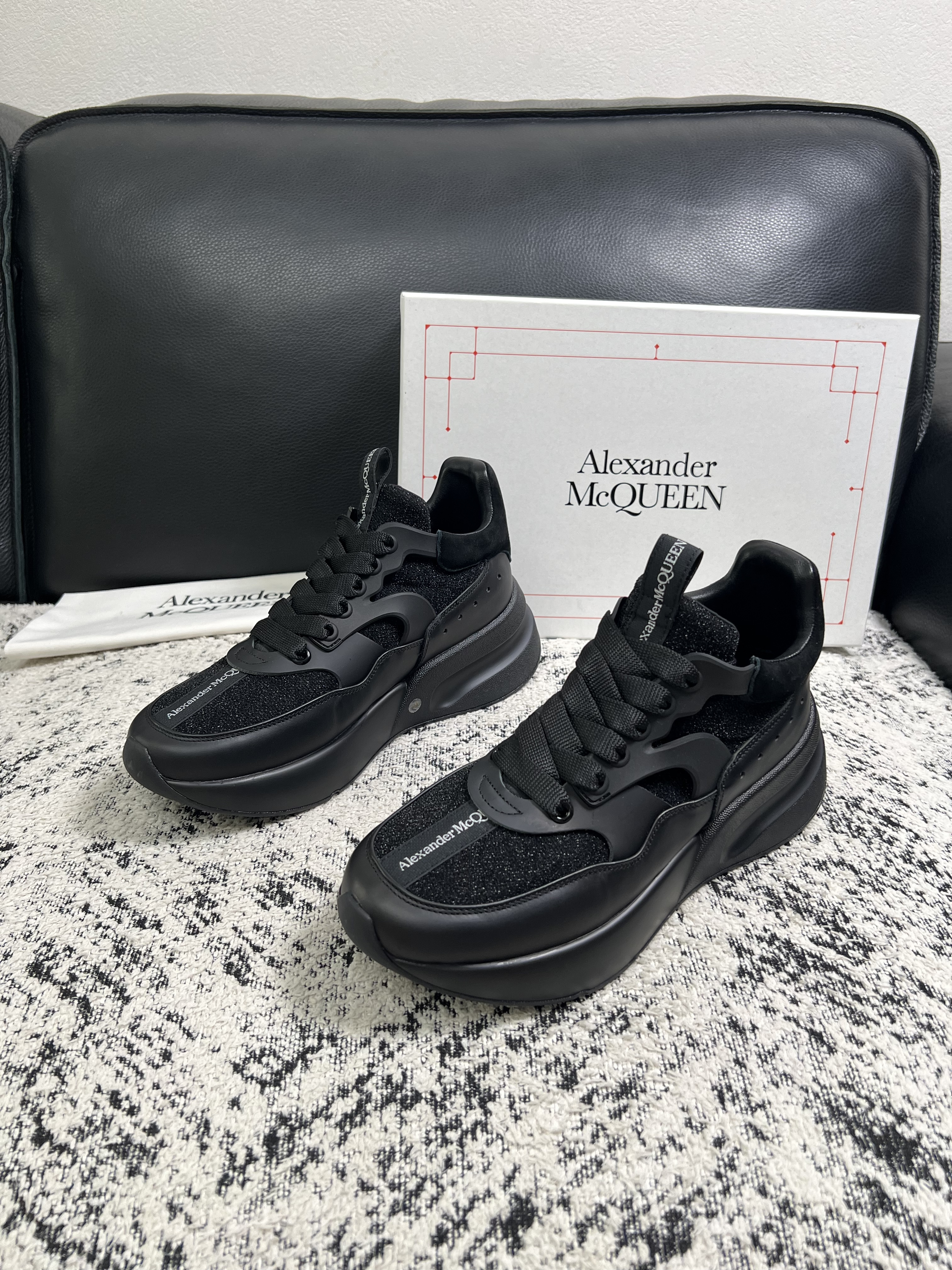 Alexander McQueen  高品质  顶级工艺品  麦昆  专柜同步 原厂配置，意大利进口原版牛皮面料，高品质