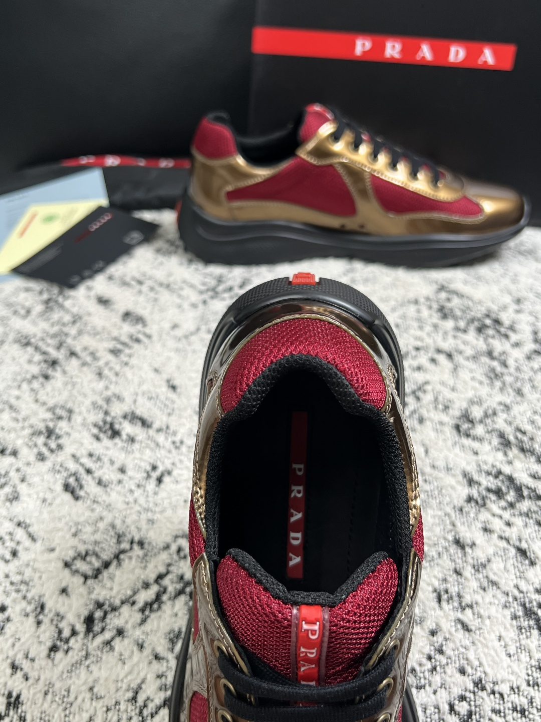 Prada  高品质  顶级工艺品，普拉达 专柜同步，原厂配置意大利进口牛皮搭配面料，进口牛皮内里垫，透气舒适，鞋底：原