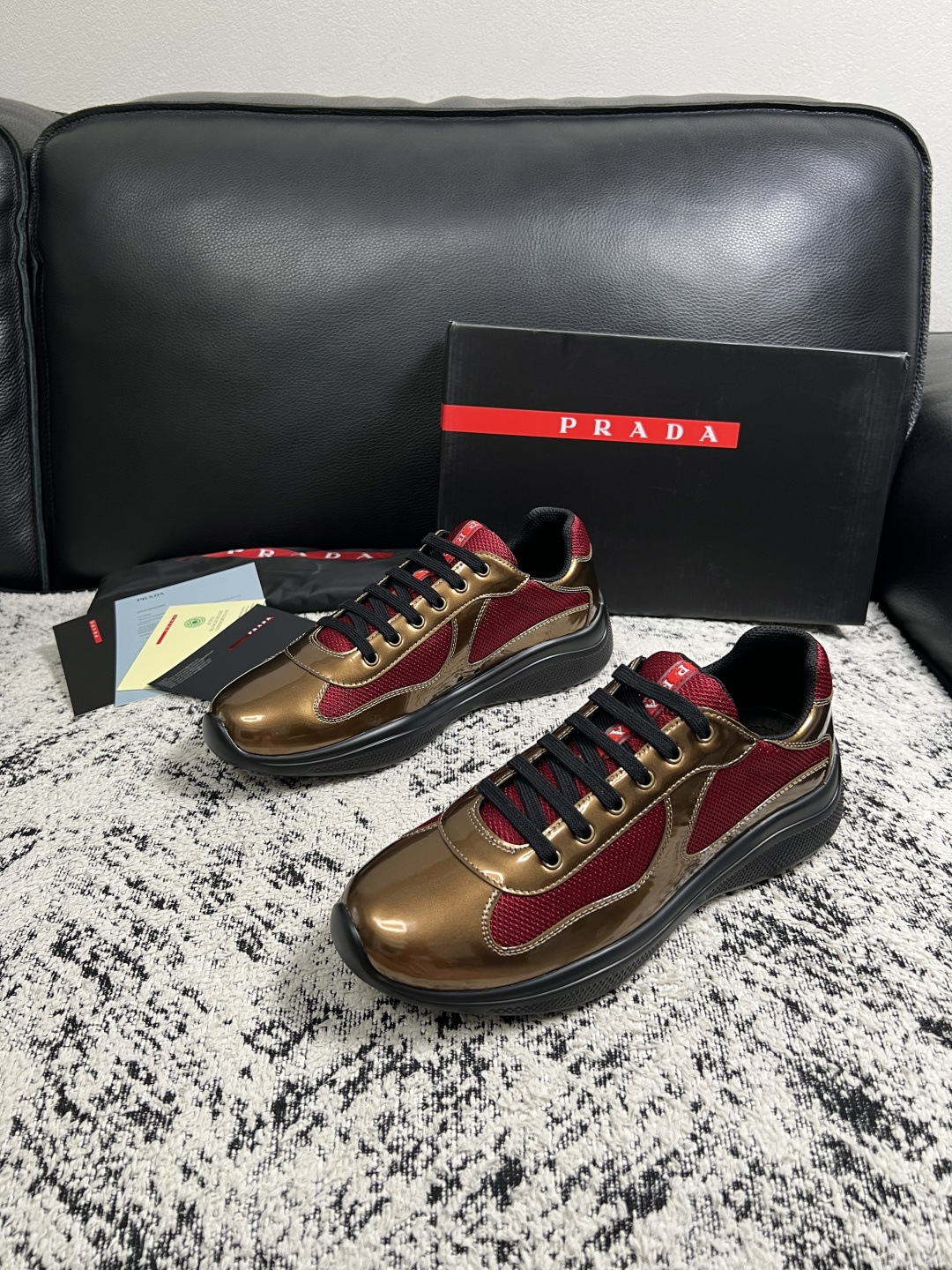 Prada  高品质  顶级工艺品，普拉达 专柜同步，原厂配置意大利进口牛皮搭配面料，进口牛皮内里垫，透气舒适，鞋底：原
