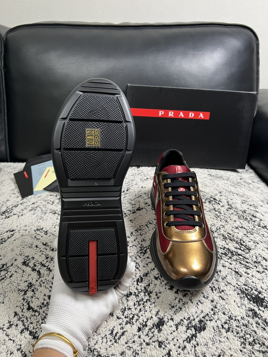 Prada  高品质  顶级工艺品，普拉达 专柜同步，原厂配置意大利进口牛皮搭配面料，进口牛皮内里垫，透气舒适，鞋底：原