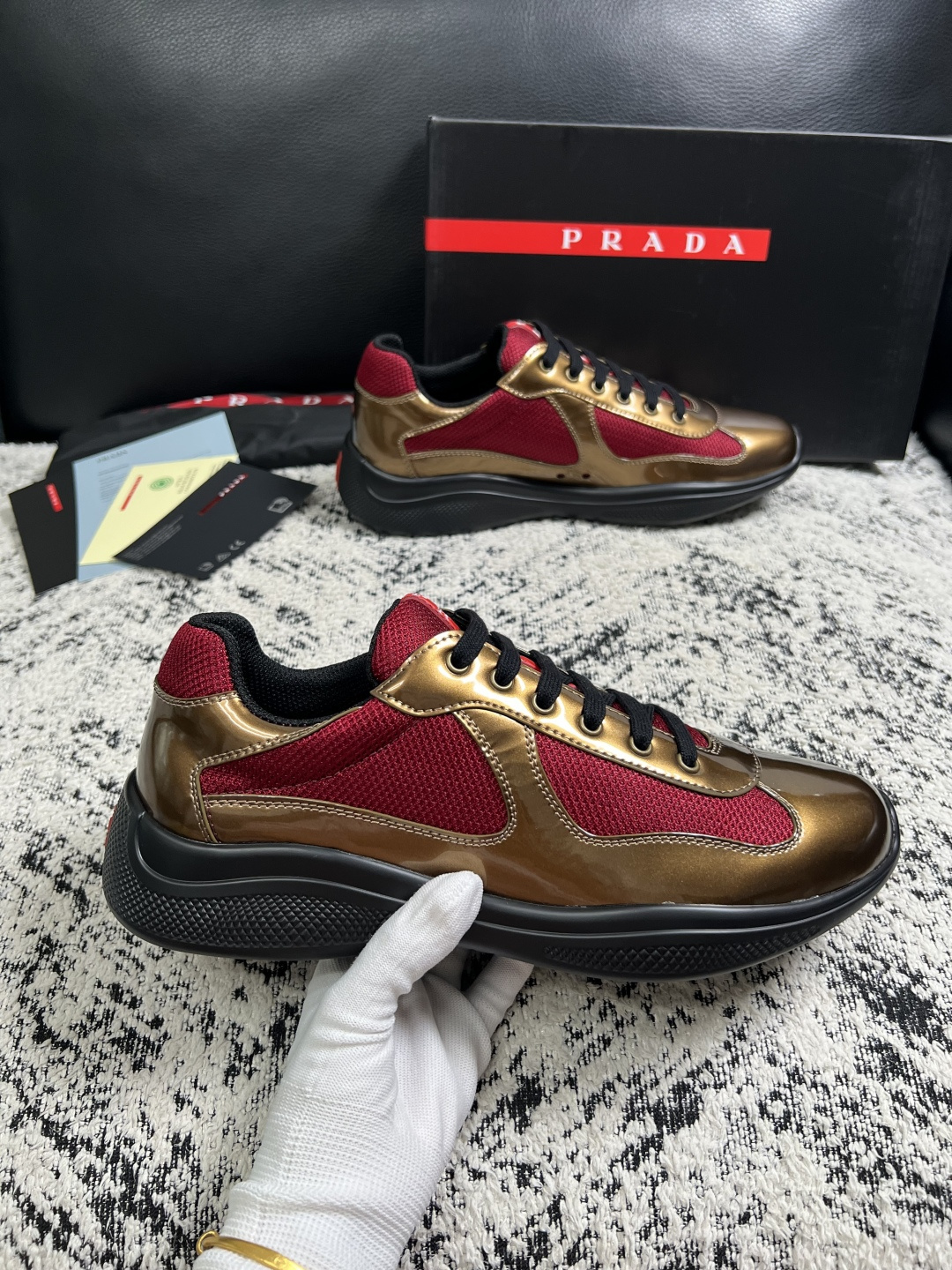 Prada  高品质  顶级工艺品，普拉达 专柜同步，原厂配置意大利进口牛皮搭配面料，进口牛皮内里垫，透气舒适，鞋底：原