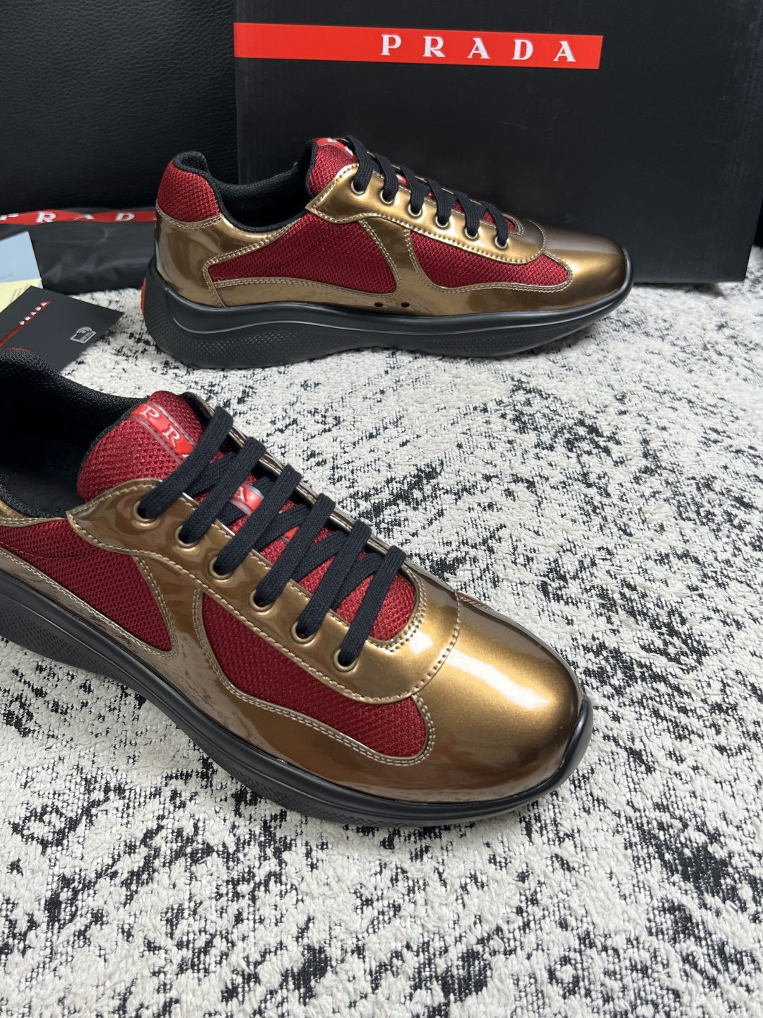 Prada  高品质  顶级工艺品，普拉达 专柜同步，原厂配置意大利进口牛皮搭配面料，进口牛皮内里垫，透气舒适，鞋底：原