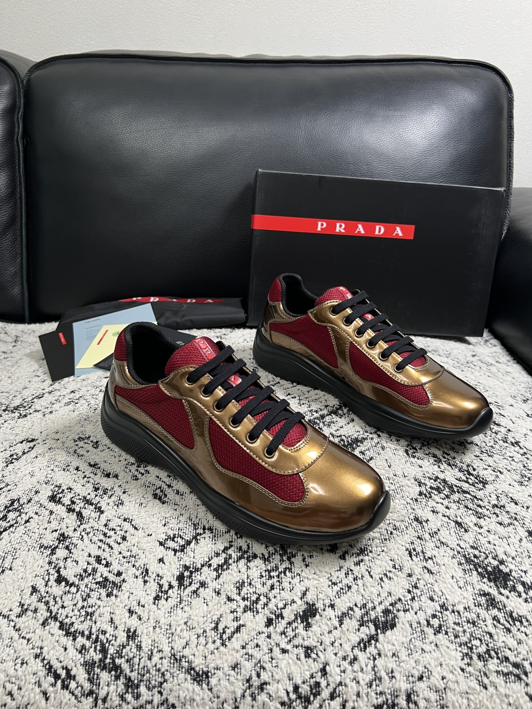 Prada  高品质  顶级工艺品，普拉达 专柜同步，原厂配置意大利进口牛皮搭配面料，进口牛皮内里垫，透气舒适，鞋底：原