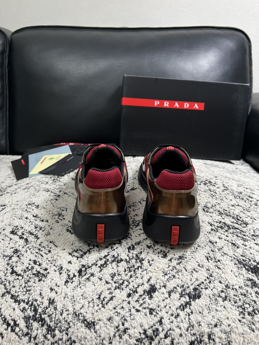 Prada  高品质  顶级工艺品，普拉达 专柜同步，原厂配置意大利进口牛皮搭配面料，进口牛皮内里垫，透气舒适，鞋底：原