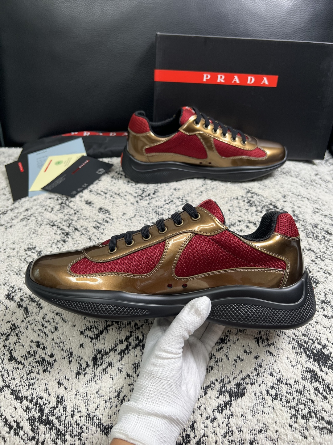 Prada  高品质  顶级工艺品，普拉达 专柜同步，原厂配置意大利进口牛皮搭配面料，进口牛皮内里垫，透气舒适，鞋底：原