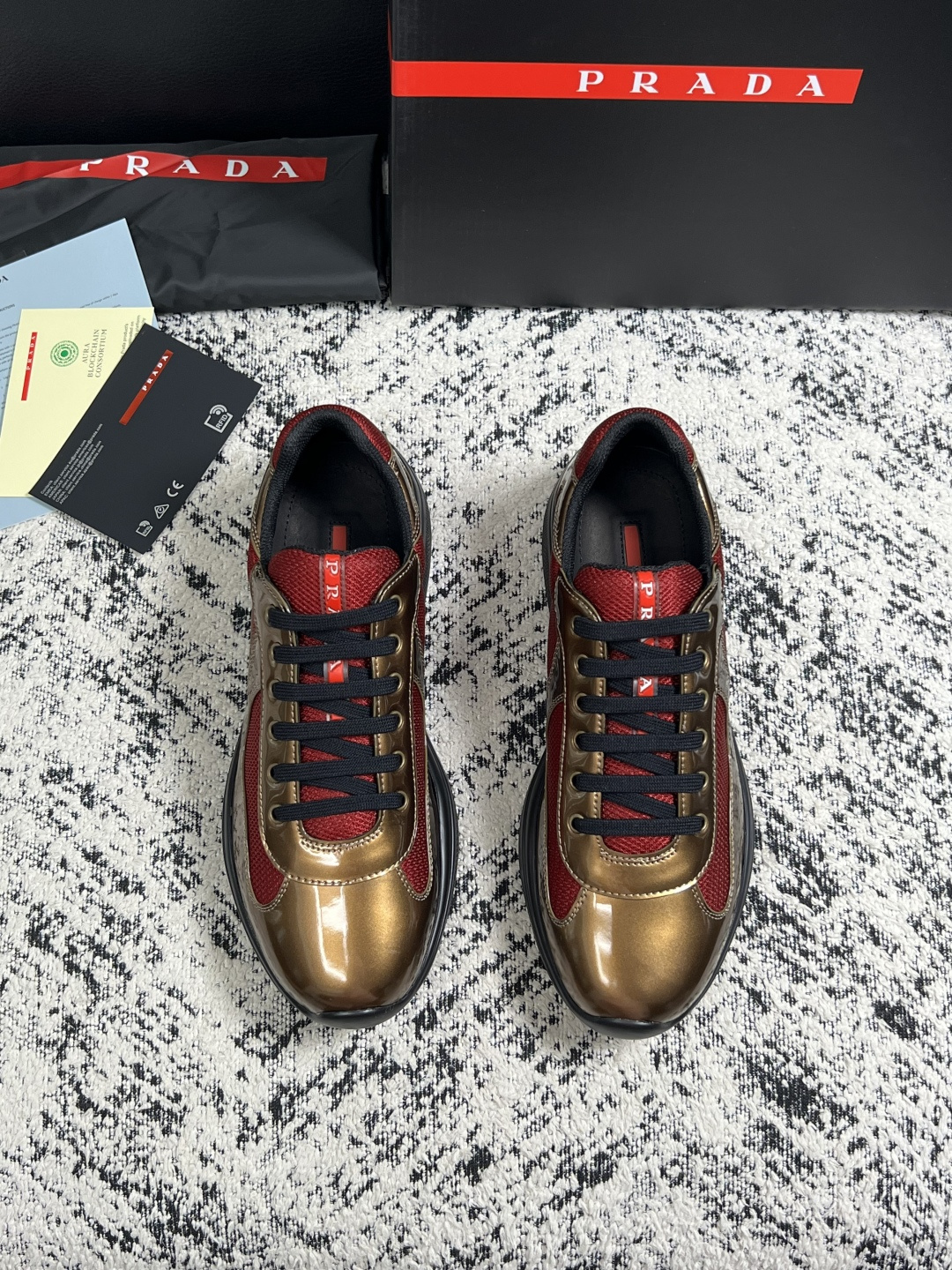 Prada  高品质  顶级工艺品，普拉达 专柜同步，原厂配置意大利进口牛皮搭配面料，进口牛皮内里垫，透气舒适，鞋底：原