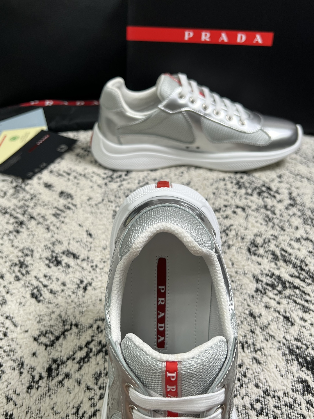 Prada  高品质  顶级工艺品，普拉达 专柜同步，原厂配置意大利进口牛皮搭配面料，进口牛皮内里垫，透气舒适，鞋底：原