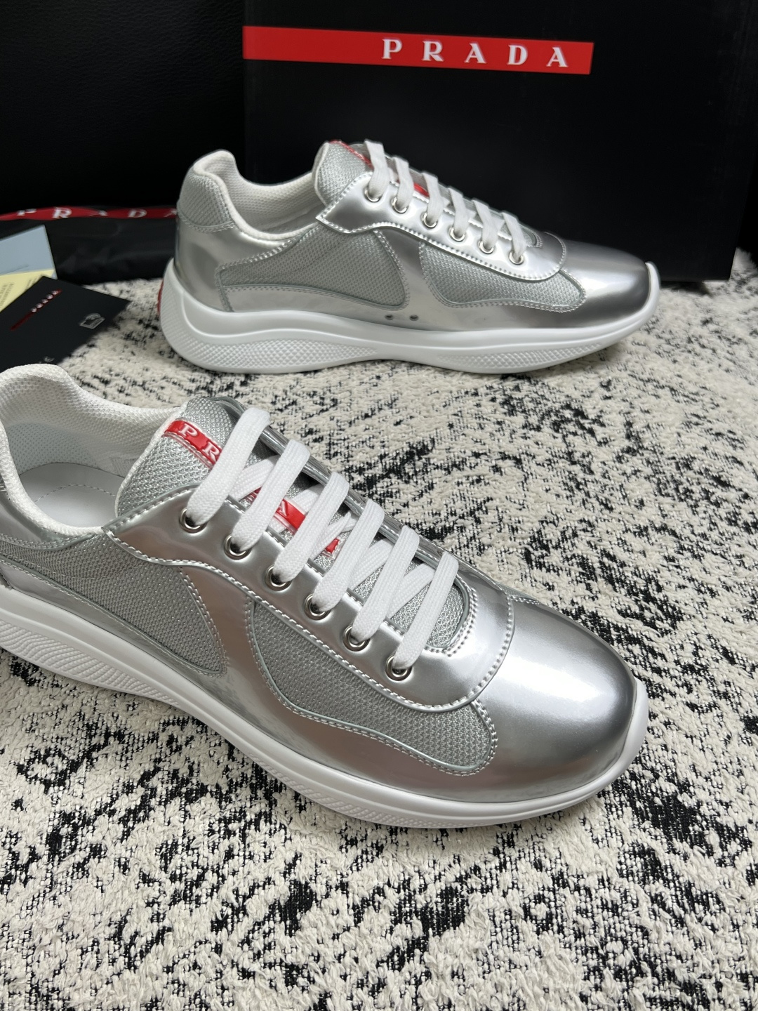 Prada  高品质  顶级工艺品，普拉达 专柜同步，原厂配置意大利进口牛皮搭配面料，进口牛皮内里垫，透气舒适，鞋底：原