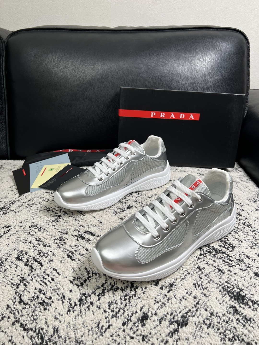 Prada  高品质  顶级工艺品，普拉达 专柜同步，原厂配置意大利进口牛皮搭配面料，进口牛皮内里垫，透气舒适，鞋底：原