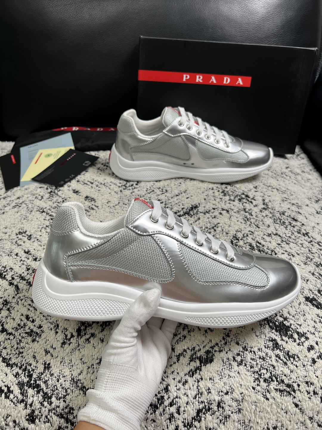 Prada  高品质  顶级工艺品，普拉达 专柜同步，原厂配置意大利进口牛皮搭配面料，进口牛皮内里垫，透气舒适，鞋底：原