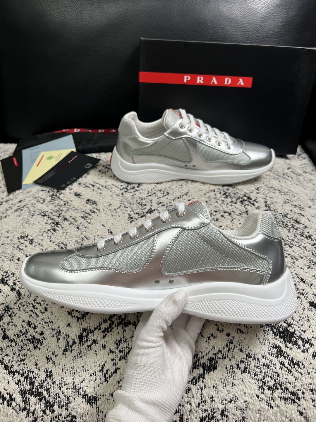 Prada  高品质  顶级工艺品，普拉达 专柜同步，原厂配置意大利进口牛皮搭配面料，进口牛皮内里垫，透气舒适，鞋底：原