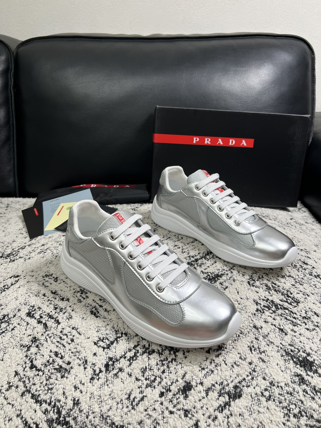 Prada  高品质  顶级工艺品，普拉达 专柜同步，原厂配置意大利进口牛皮搭配面料，进口牛皮内里垫，透气舒适，鞋底：原