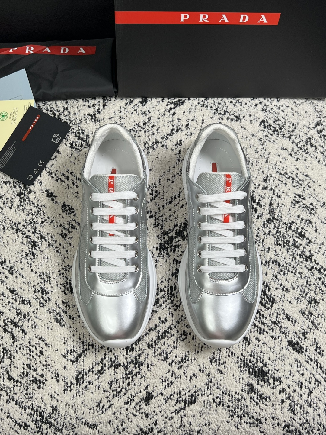 Prada  高品质  顶级工艺品，普拉达 专柜同步，原厂配置意大利进口牛皮搭配面料，进口牛皮内里垫，透气舒适，鞋底：原
