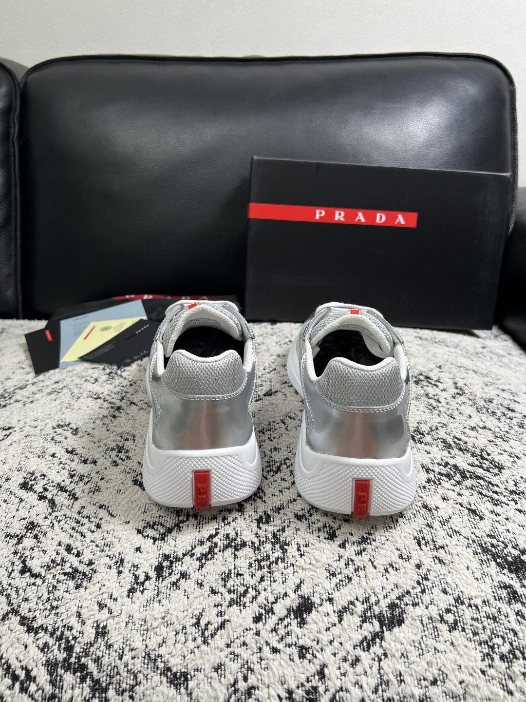 Prada  高品质  顶级工艺品，普拉达 专柜同步，原厂配置意大利进口牛皮搭配面料，进口牛皮内里垫，透气舒适，鞋底：原